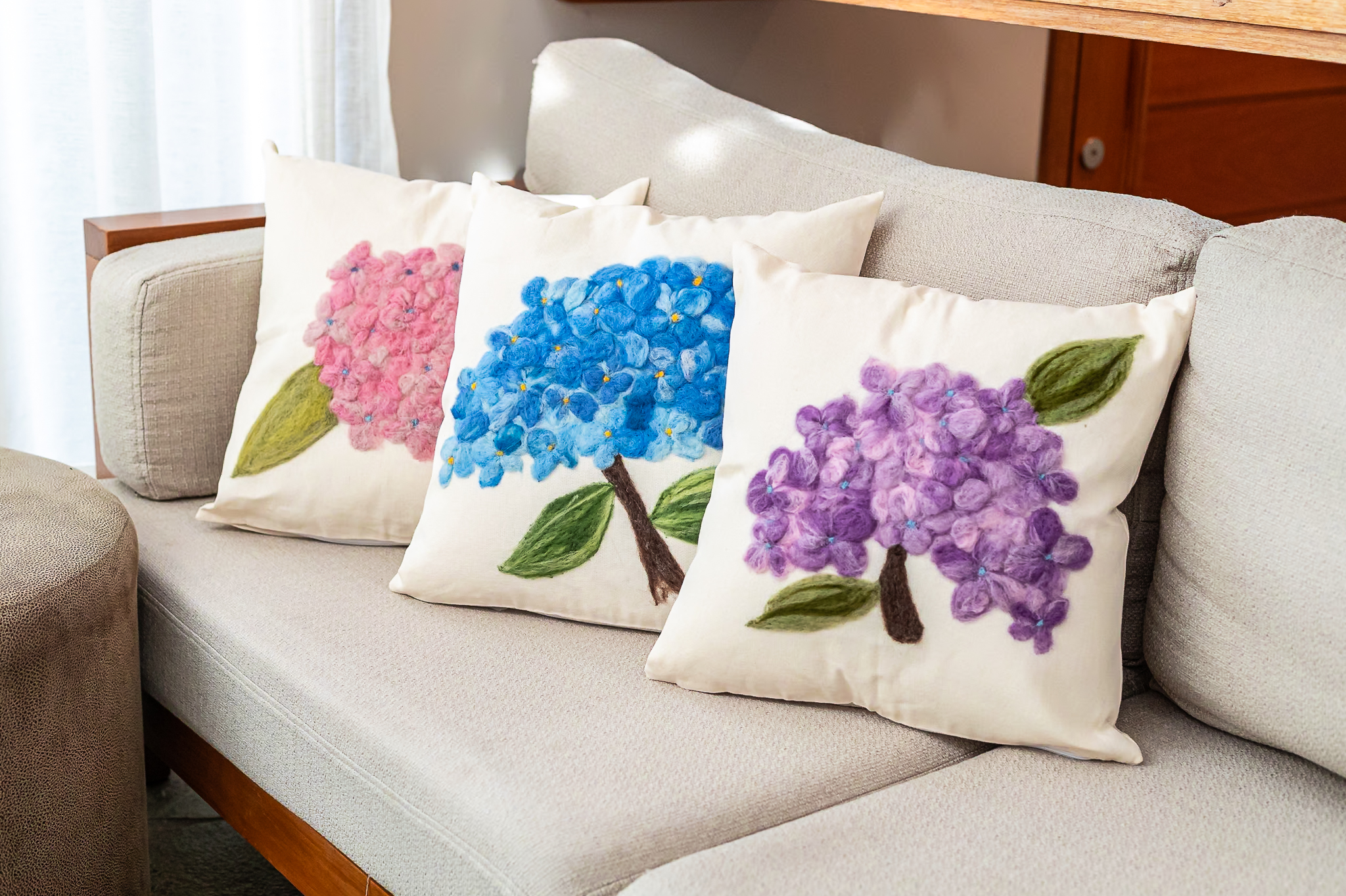 Almofada Hortênsia – Feltragem Artesanal em Lã Natural | Mãostiqueiras - Imagem 3