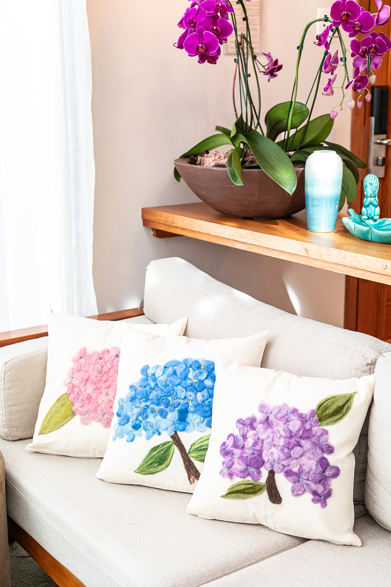 almofada hortênsia feita à mão com feltragem de lã natural sobre tecido de algodão pelas artesãs das Mãostiqueiras