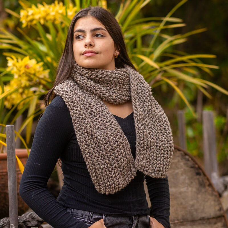 cachecol de lã natural feito à mão em tricô horizontal, 150x25 cm, pelas artesãs das Mãostiqueiras