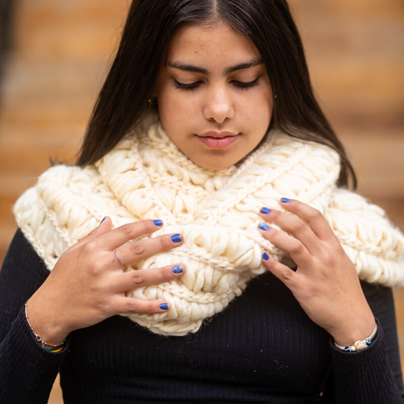 gola infinito de lã natural feita à mão em crochet peruano pelas artesãs das Mãostiqueiras