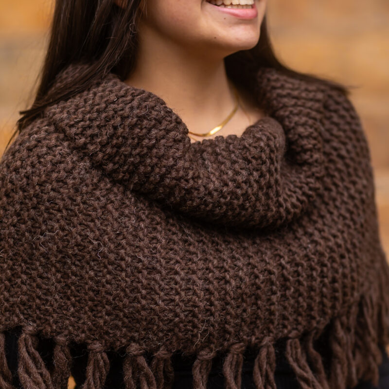 gola de lã natural feita à mão em tricô modelo pala pelas artesãs das Mãostiqueiras