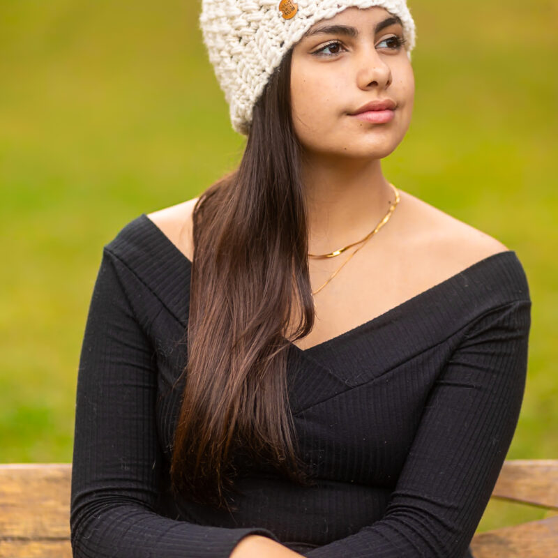 gorro de lã natural feito à mão em crochê artesanal pelas artesãs das Mãostiqueiras