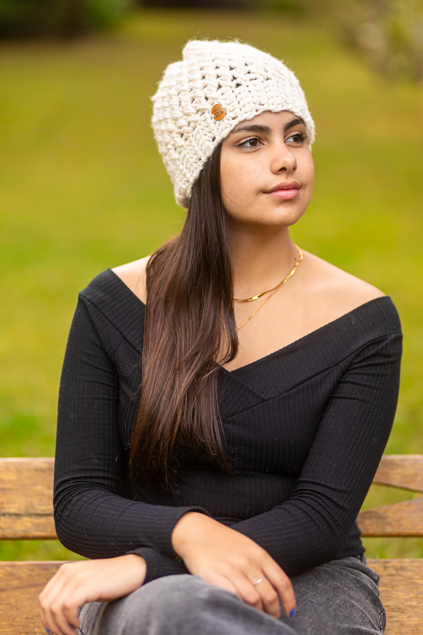 gorro de lã natural feito à mão em crochê artesanal pelas artesãs das Mãostiqueiras