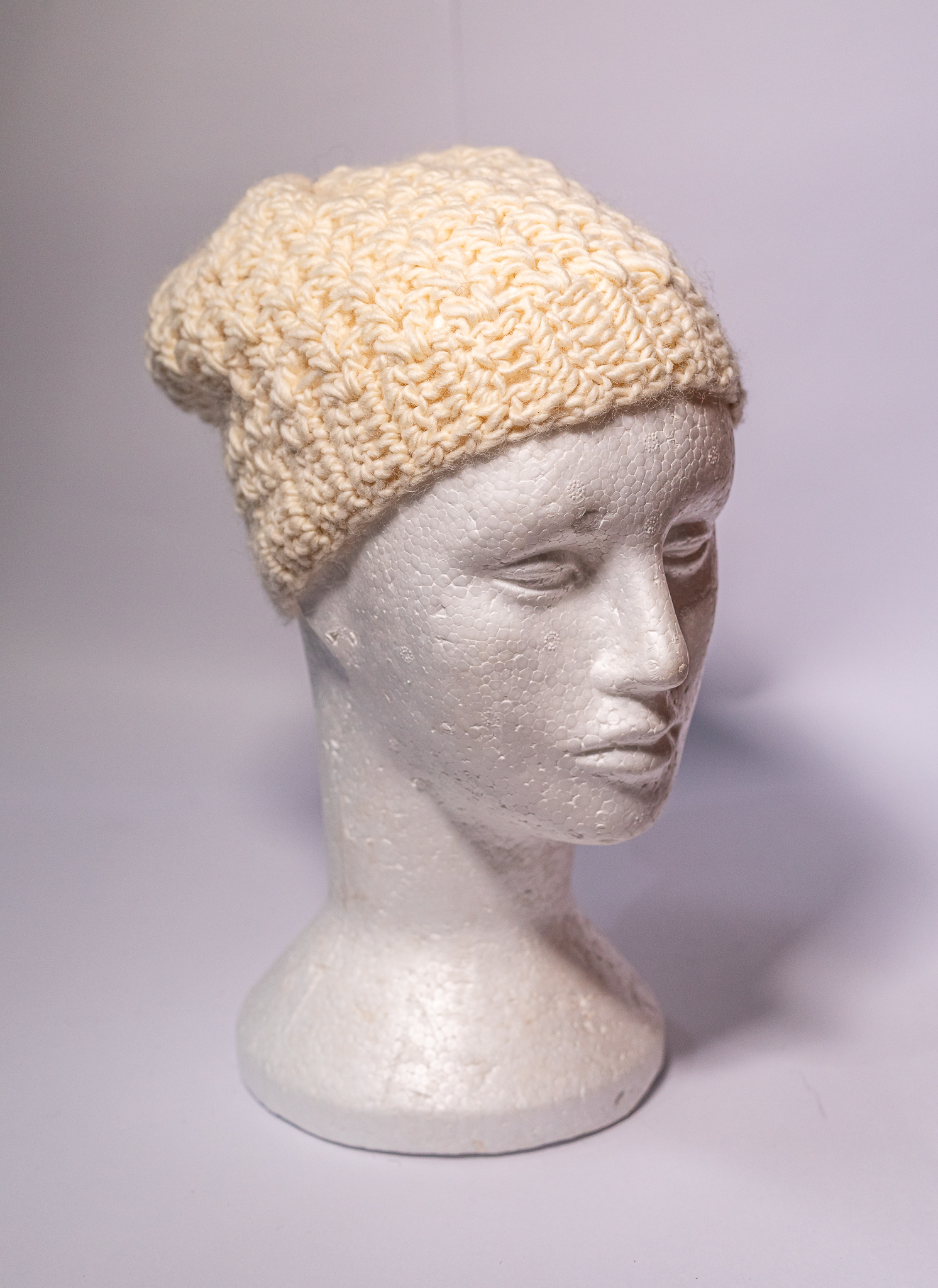Gorro de Lã Natural – Crochê Artesanal sem Tingimento | Mãostiqueiras - Imagem 3