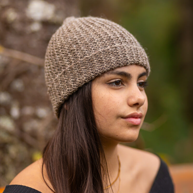 gorro de lã natural feito à mão em tricô artesanal pelas artesãs das Mãostiqueiras