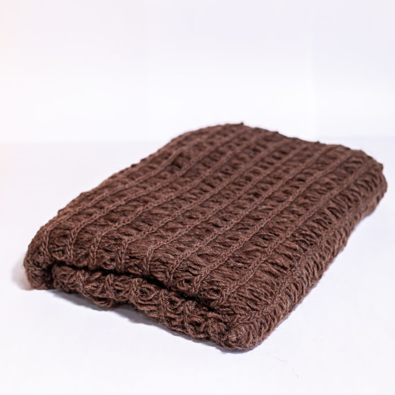 manta pé de cama de lã natural feita à mão em crochet peruano artesanal pelas artesãs das Mãostiqueiras