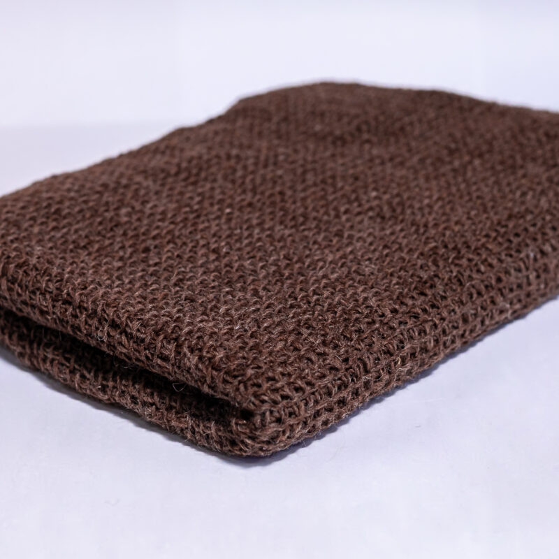 manta pé de cama de lã natural feita à mão em crochet tunisiano artesanal pelas artesãs das Mãostiqueiras