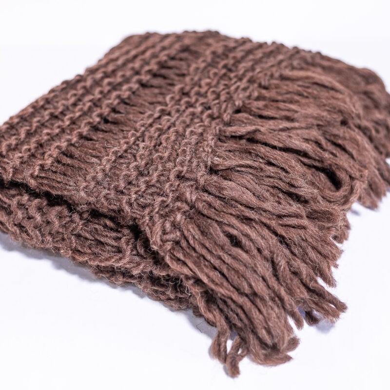 manta ou xale de lã natural feita à mão em tricot fluffy artesanal pelas artesãs das Mãostiqueiras