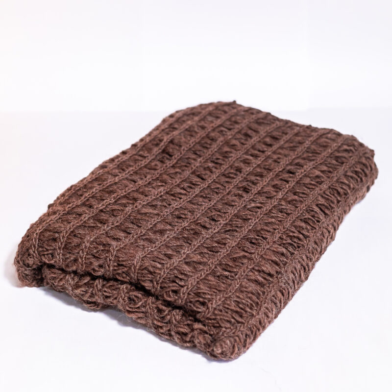 manta ou xale de lã natural feita à mão em crochet peruano artesanal pelas artesãs das Mãostiqueiras