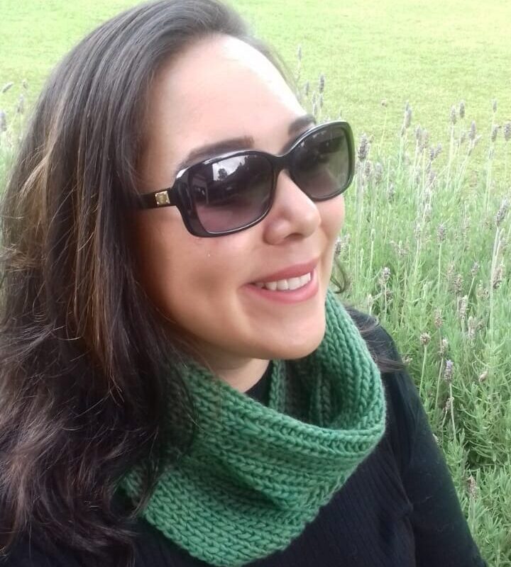 gola de lã natural feita à mão em tricô canelado com tingimento natural vegetal pelas artesãs das Mãostiqueiras