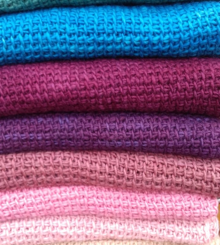 manta ou xale de lã natural feita à mão em crochet tunisiano com tingimento natural vegetal pelas artesãs das Mãostiqueiras