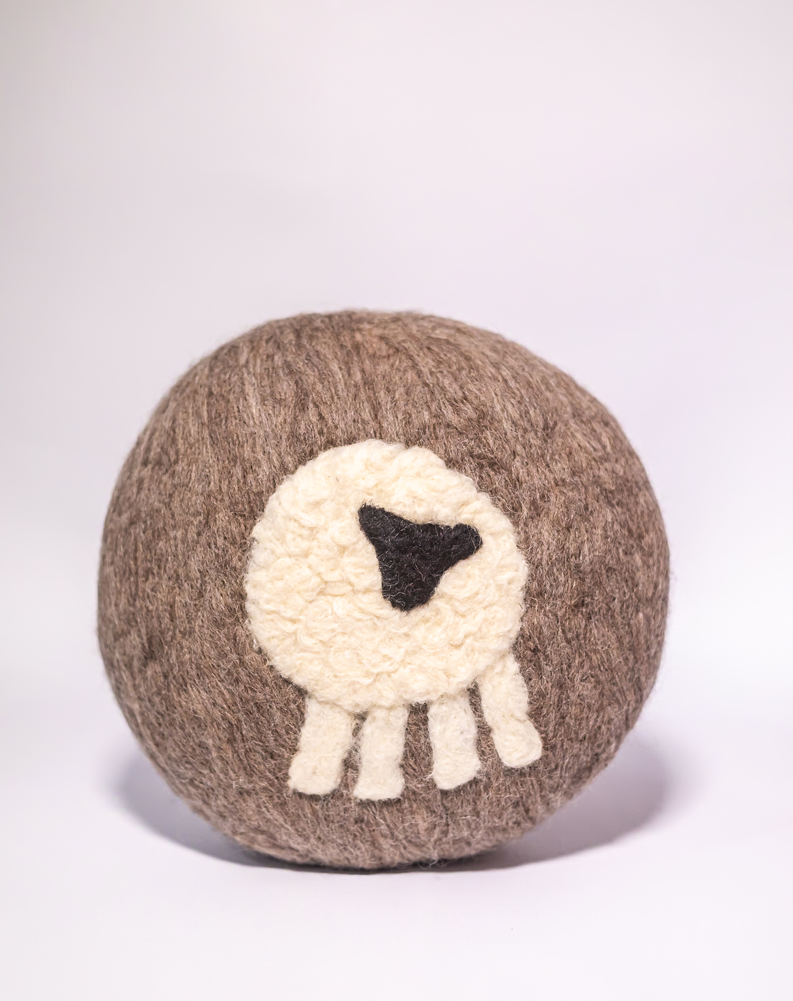 Almofada Ovelha – Feltragem Artesanal Sem Costura | Mãostiqueiras - Imagem 4