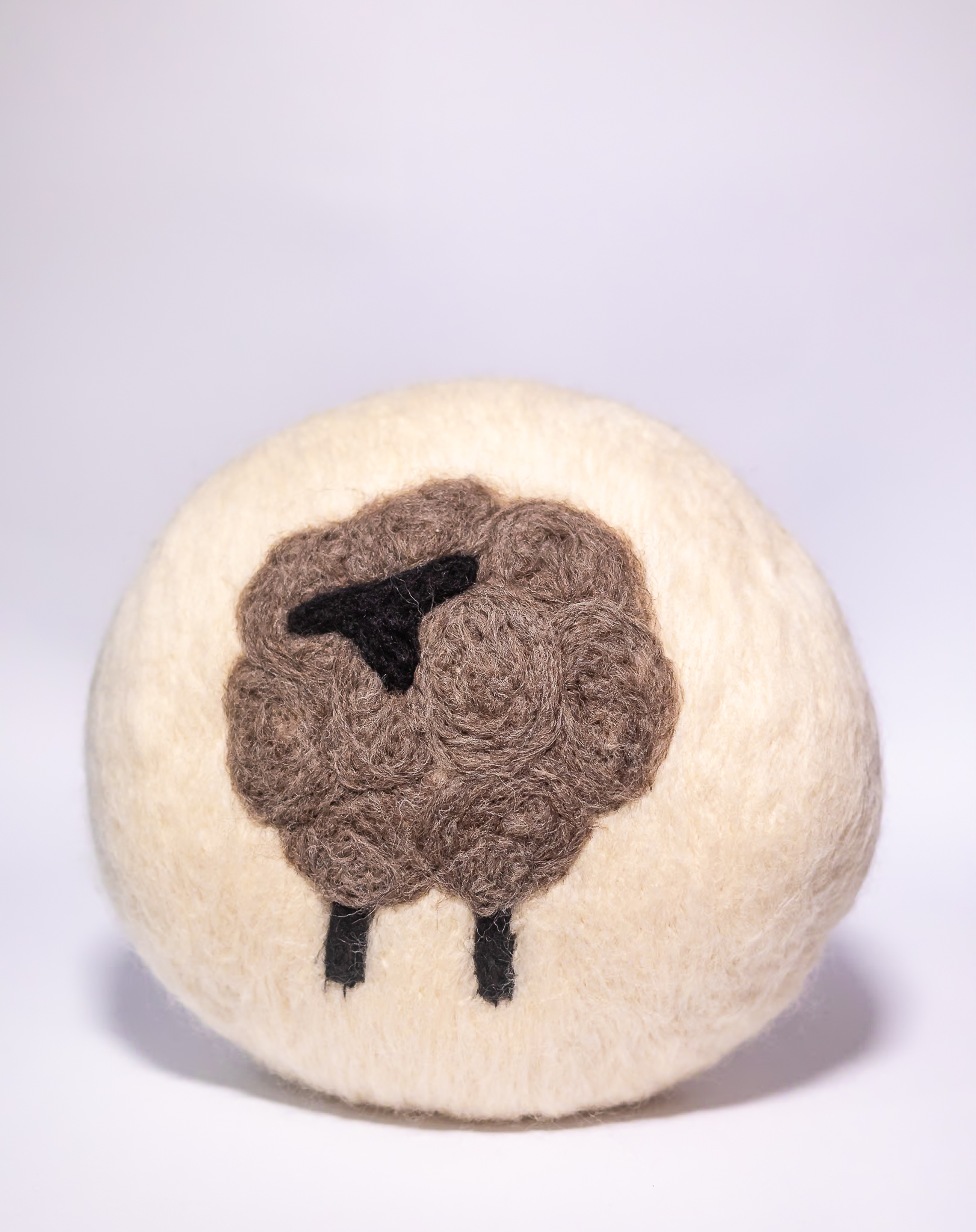 Almofada Ovelha – Feltragem Artesanal Sem Costura | Mãostiqueiras - Imagem 6