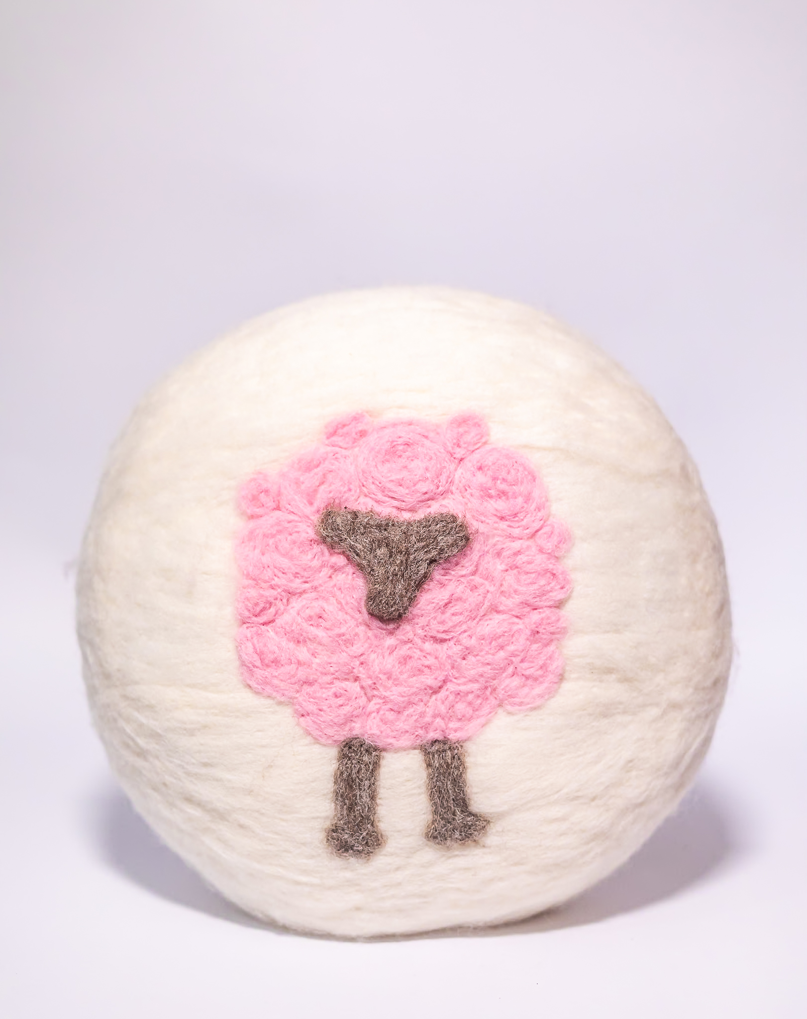 Almofada Ovelha – Feltragem Artesanal Sem Costura | Mãostiqueiras - Imagem 8