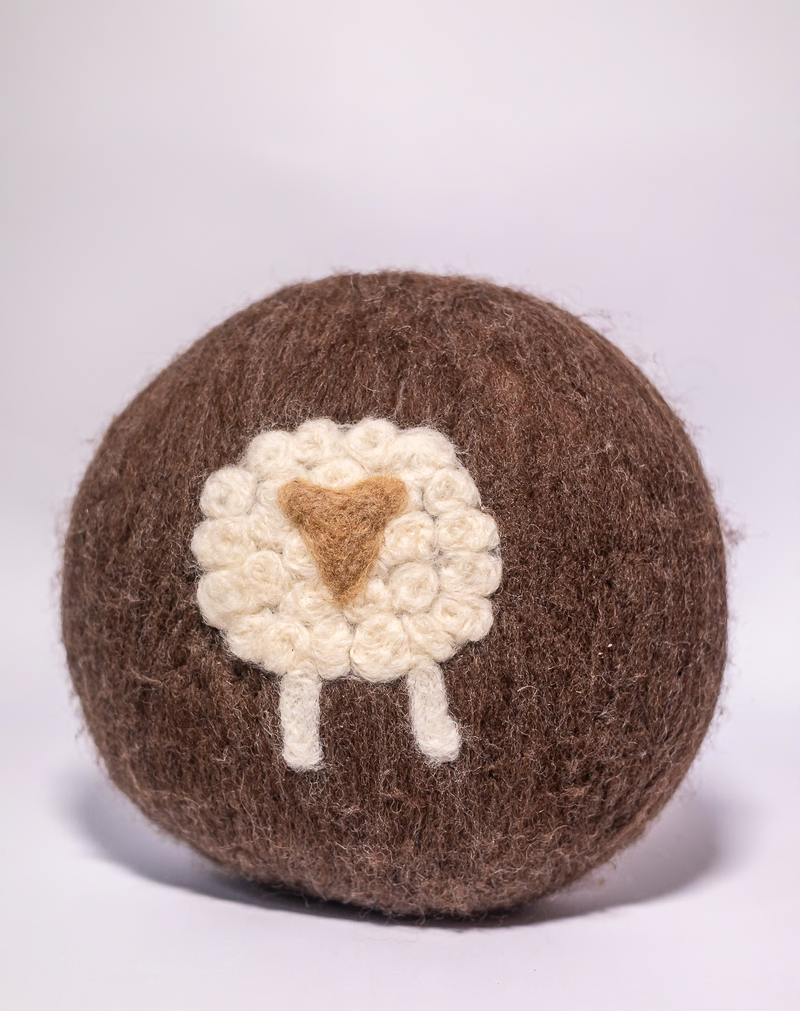 Almofada Ovelha – Feltragem Artesanal Sem Costura | Mãostiqueiras - Imagem 9