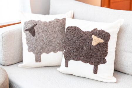 almofada ovelha feita à mão com feltragem de lã natural sobre tecido de algodão pelas artesãs das Mãostiqueiras