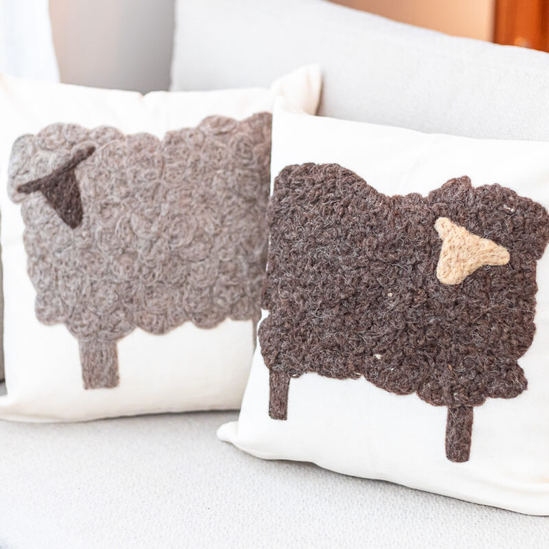 almofada ovelha feita à mão com feltragem de lã natural sobre tecido de algodão pelas artesãs das Mãostiqueiras