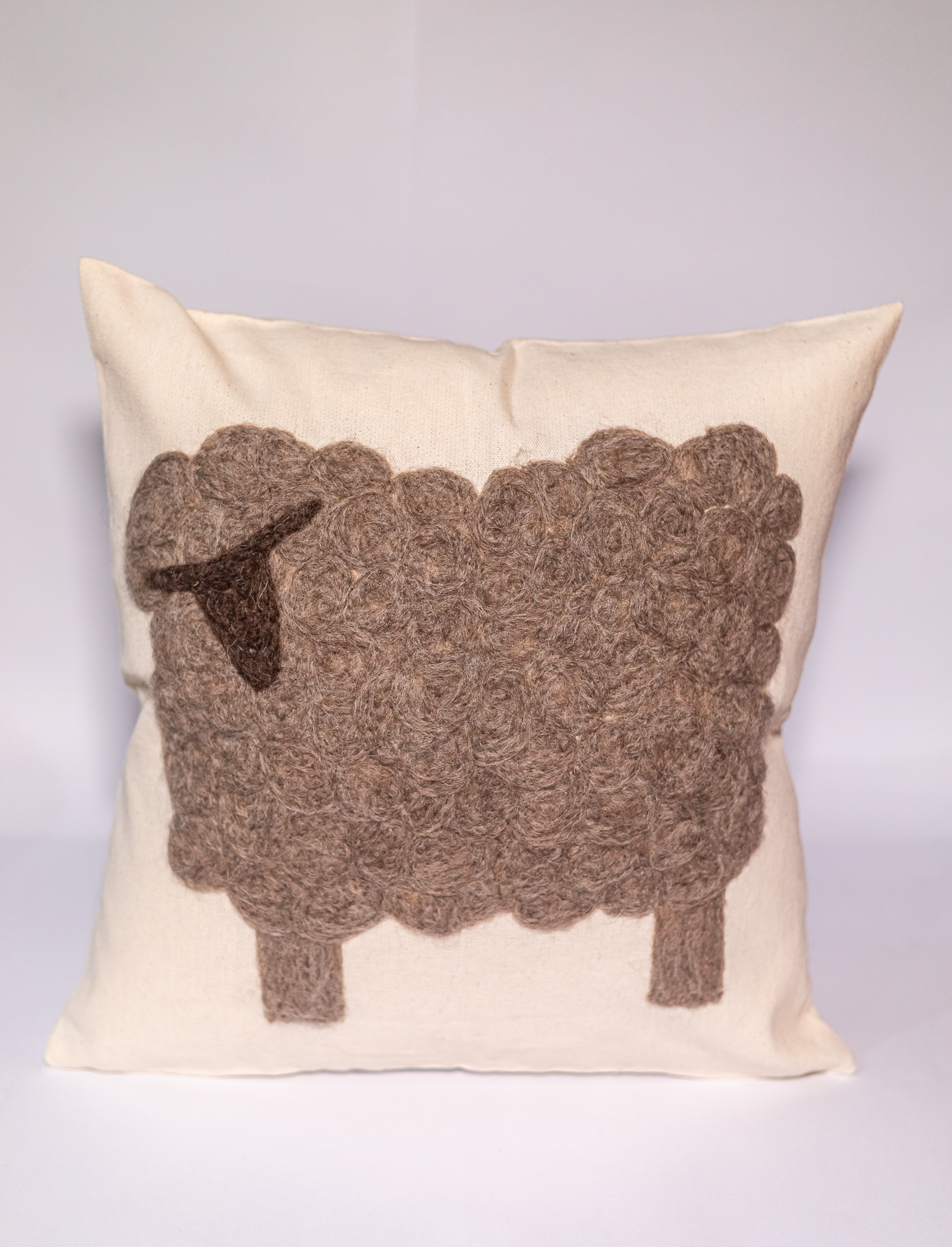 Almofada Ovelha – Feltragem Artesanal em Lã Natural | Mãostiqueiras - Imagem 2