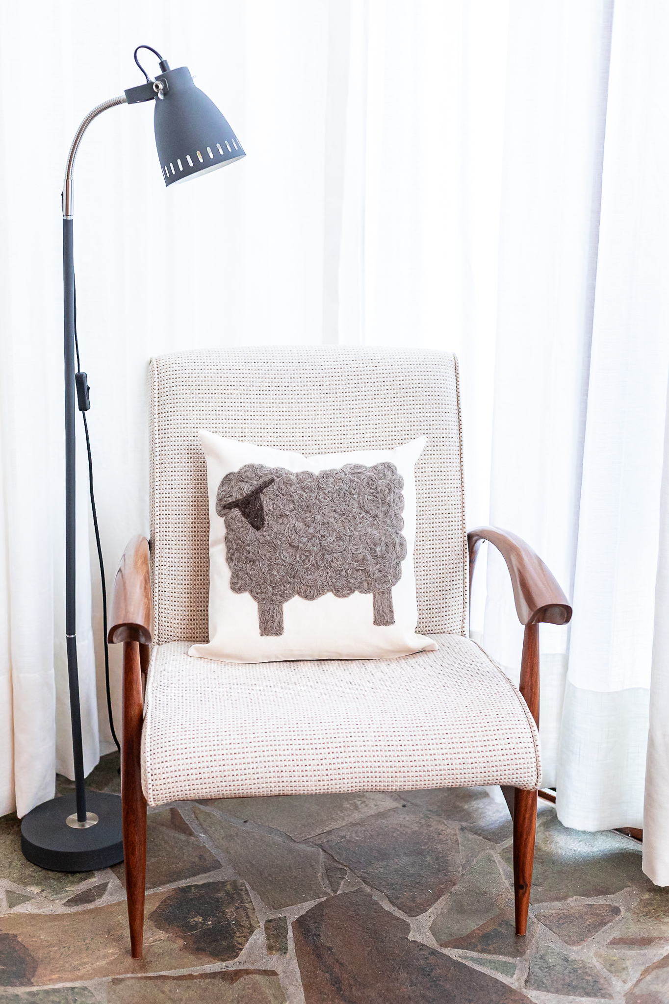 Almofada Ovelha – Feltragem Artesanal em Lã Natural | Mãostiqueiras - Imagem 4