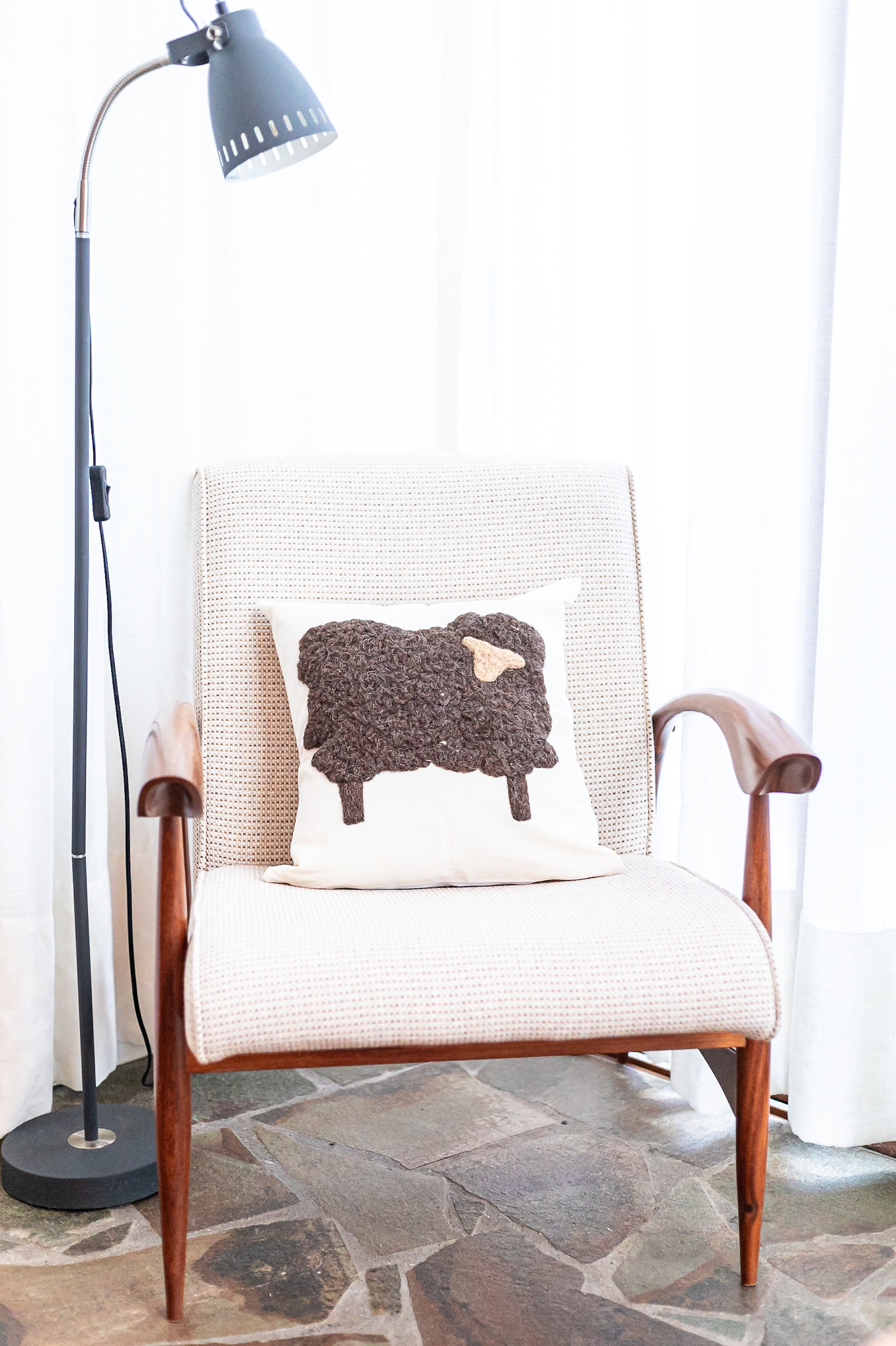 Almofada Ovelha – Feltragem Artesanal em Lã Natural | Mãostiqueiras - Imagem 5