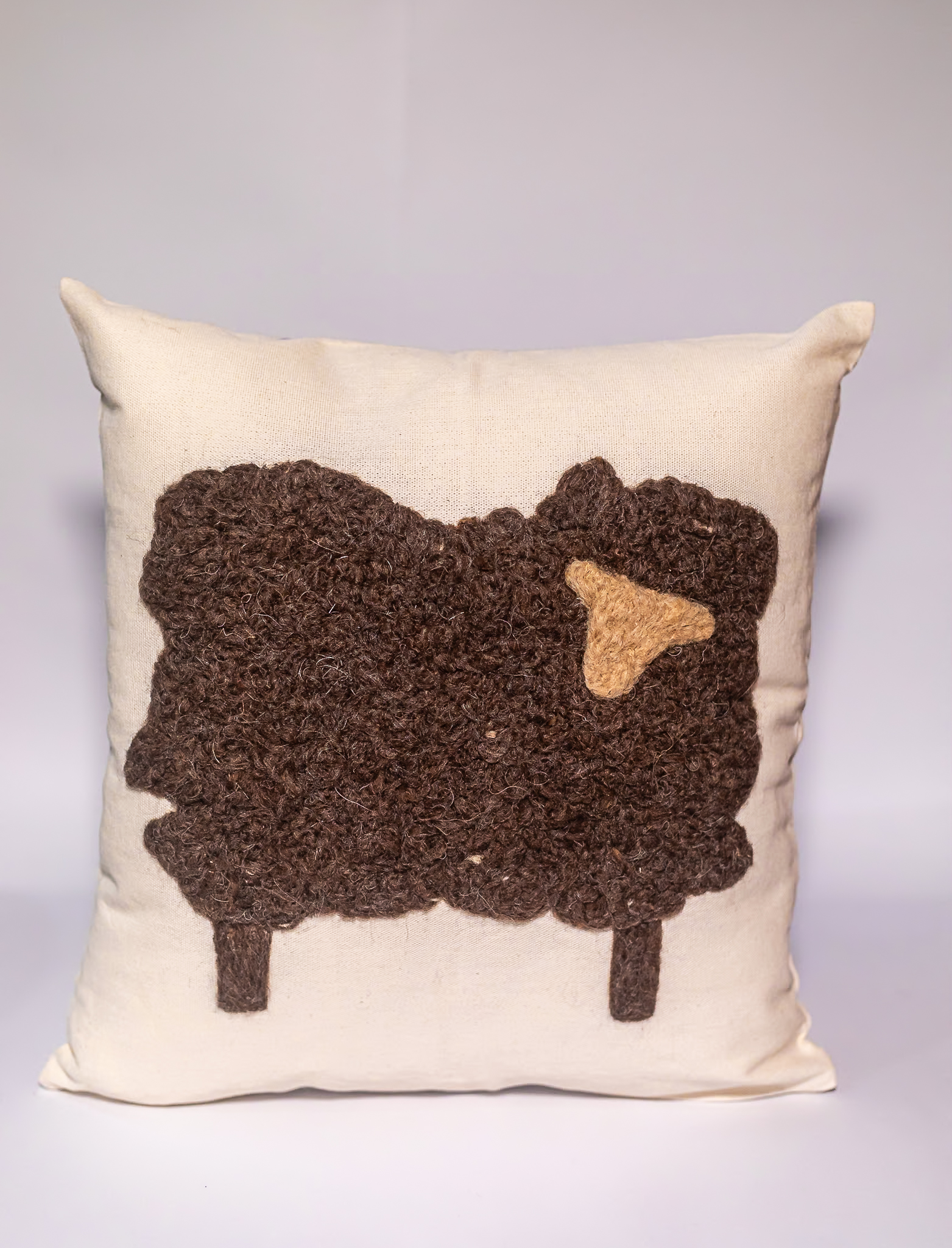 Almofada Ovelha – Feltragem Artesanal em Lã Natural | Mãostiqueiras - Imagem 3