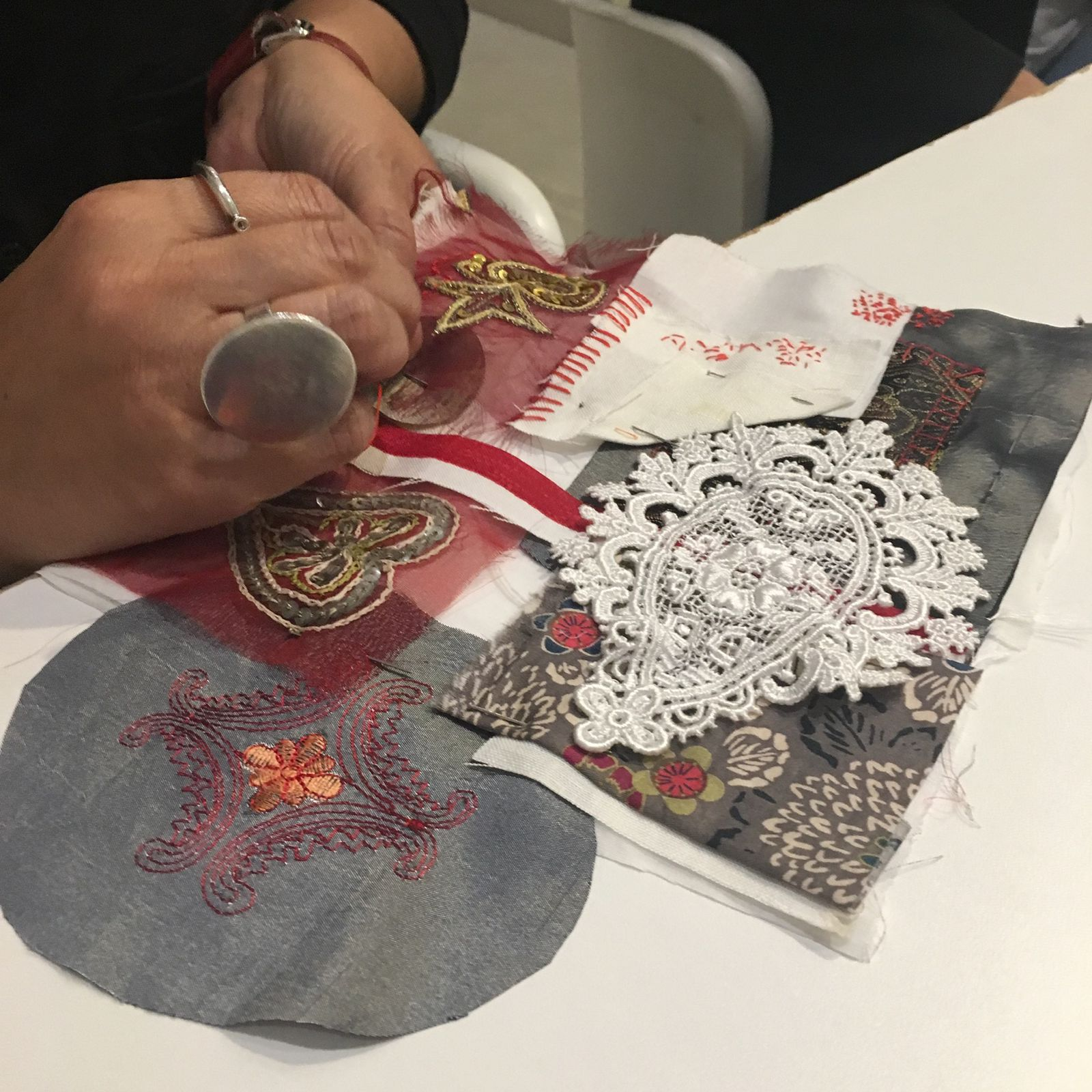 Oficina – Oficina Bordado com colagens – Marta Meyer