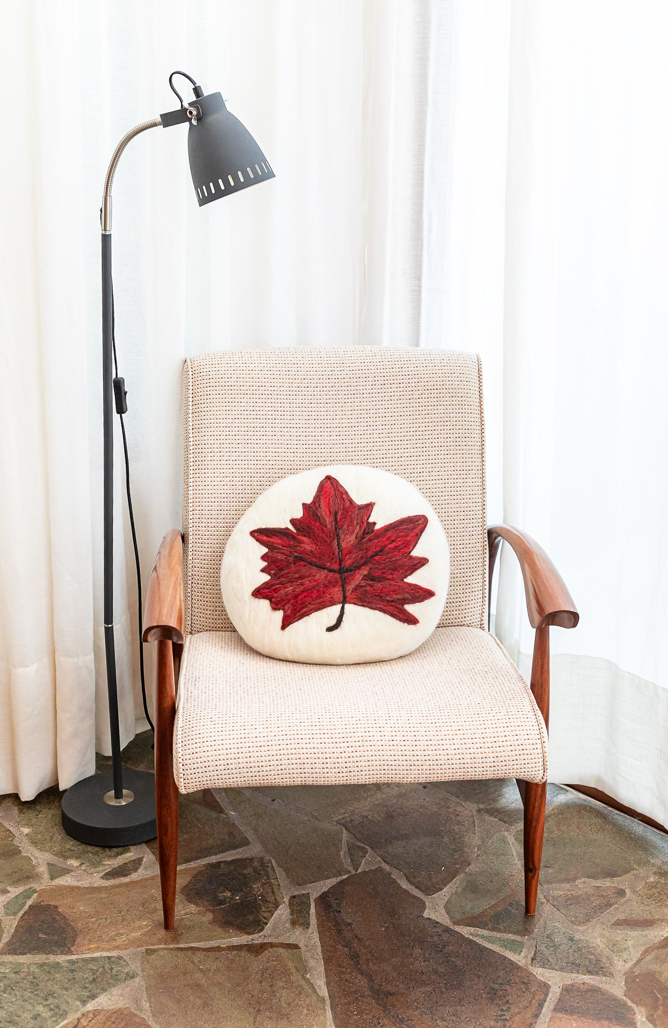 almofada redonda artesanal de feltragem com desenho de folha de plátanus feita à mão em lã natural cardada nas cores inspiradas no outono