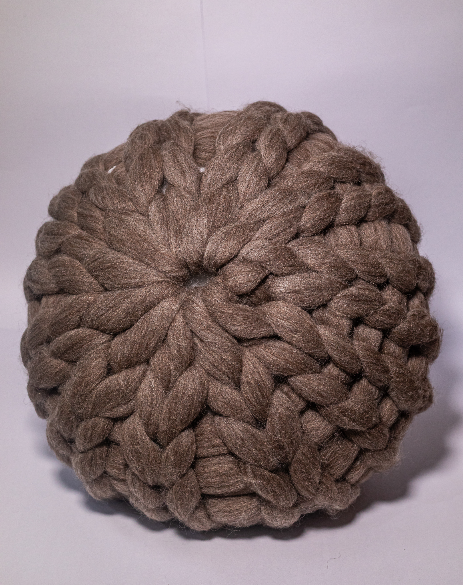 almofada redonda maxi tricot gigante feita com lã natural cardada artesanal nas cores cru, cinza e marrom