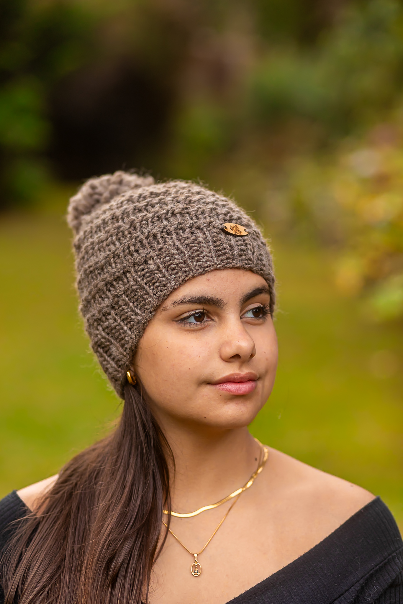 gorro artesanal tricot ponto trança com pompom de lã natural nas cores cru, cinza e marrom
