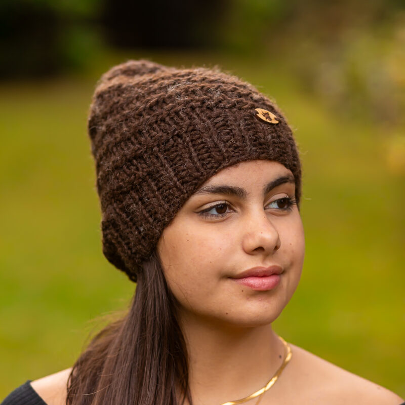 gorro artesanal tricot ponto trança com pompom de lã natural nas cores cru, cinza e marrom