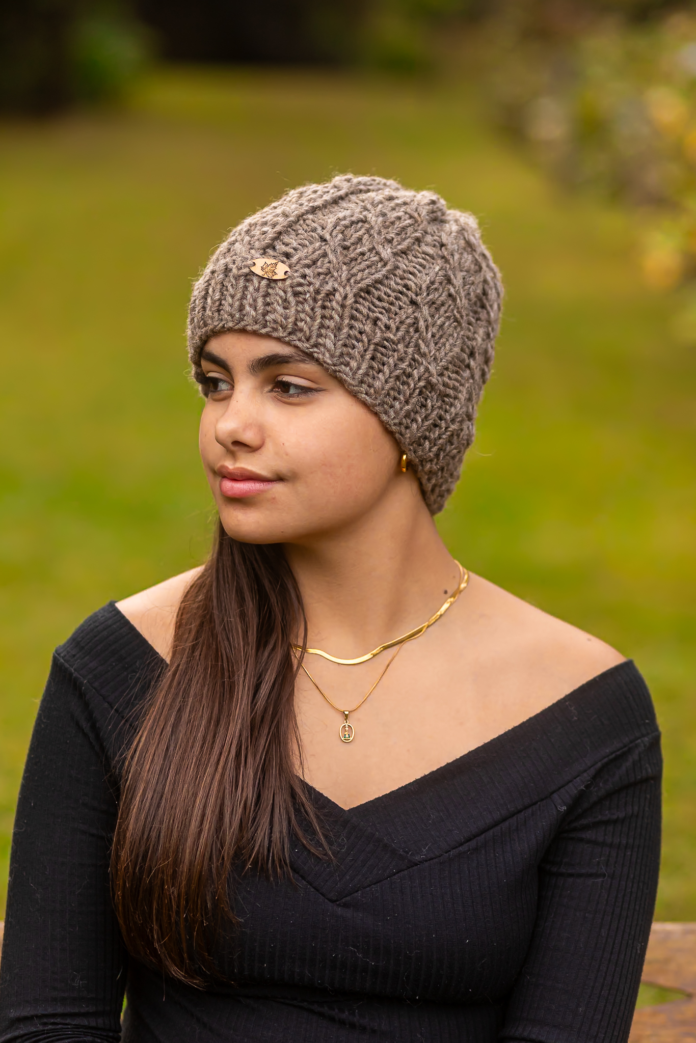 gorro artesanal em tricot ponto trança feito com lã natural corriedale nas cores cru, cinza e marrom