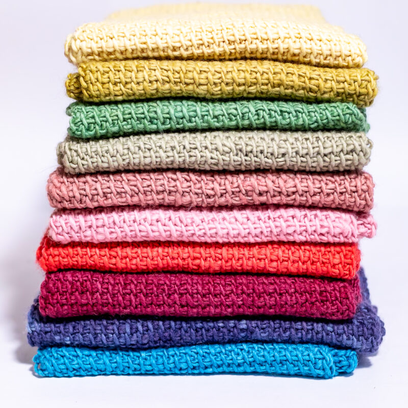 cachecol artesanal em crochet tunisiano feito com lã merino tingida com corantes naturais