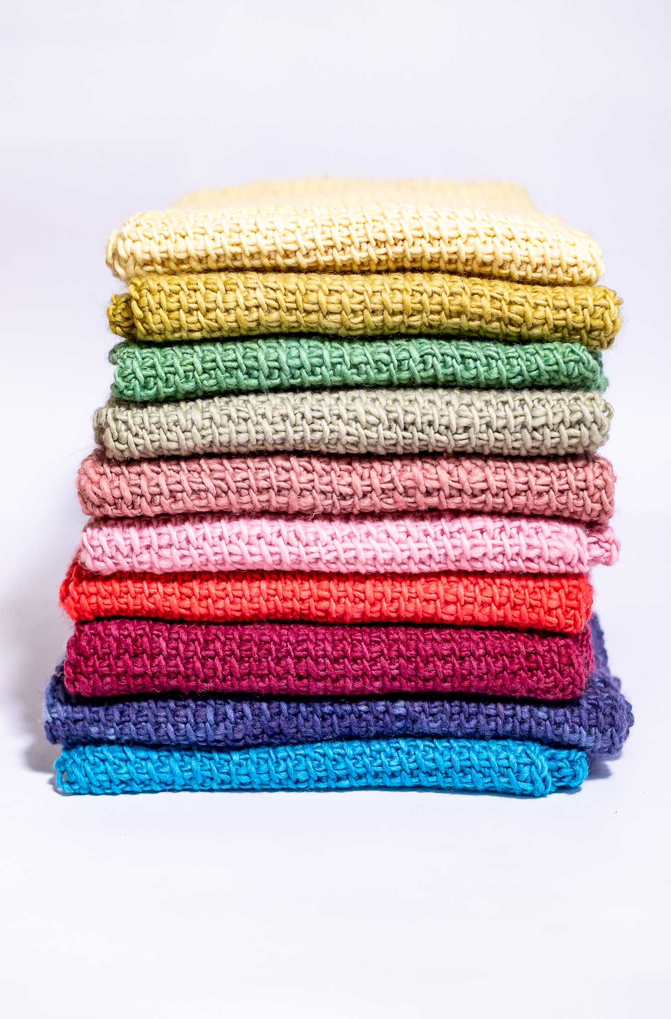 cachecol artesanal em crochet tunisiano feito com lã merino tingida com corantes naturais