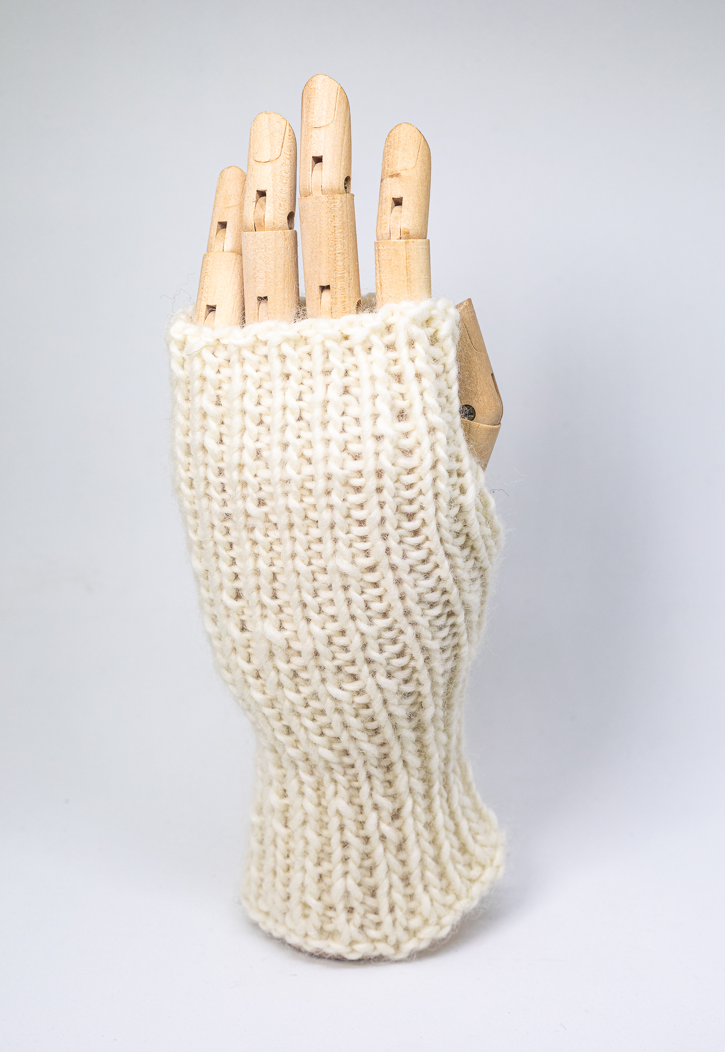 luva sem dedos artesanal em tricot com lã natural na cor cru