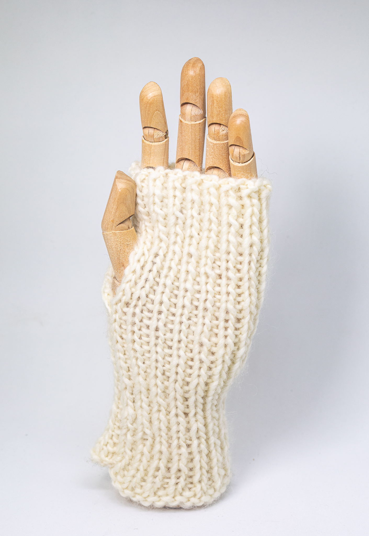 luva sem dedos artesanal em tricot com lã natural na cor cru