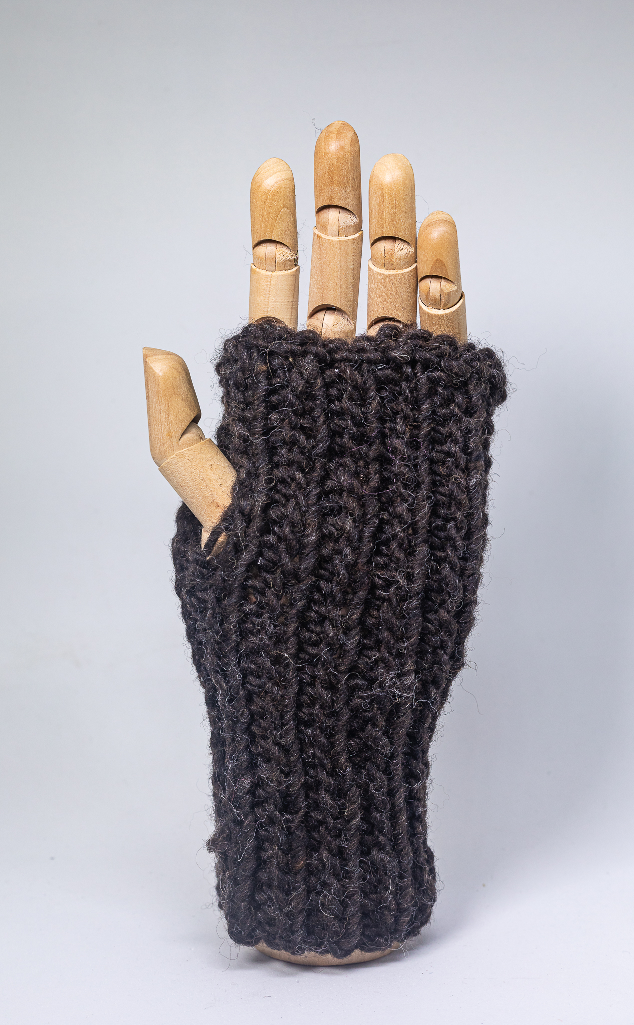 luva sem dedos artesanal em tricot com lã natural na cor marrom