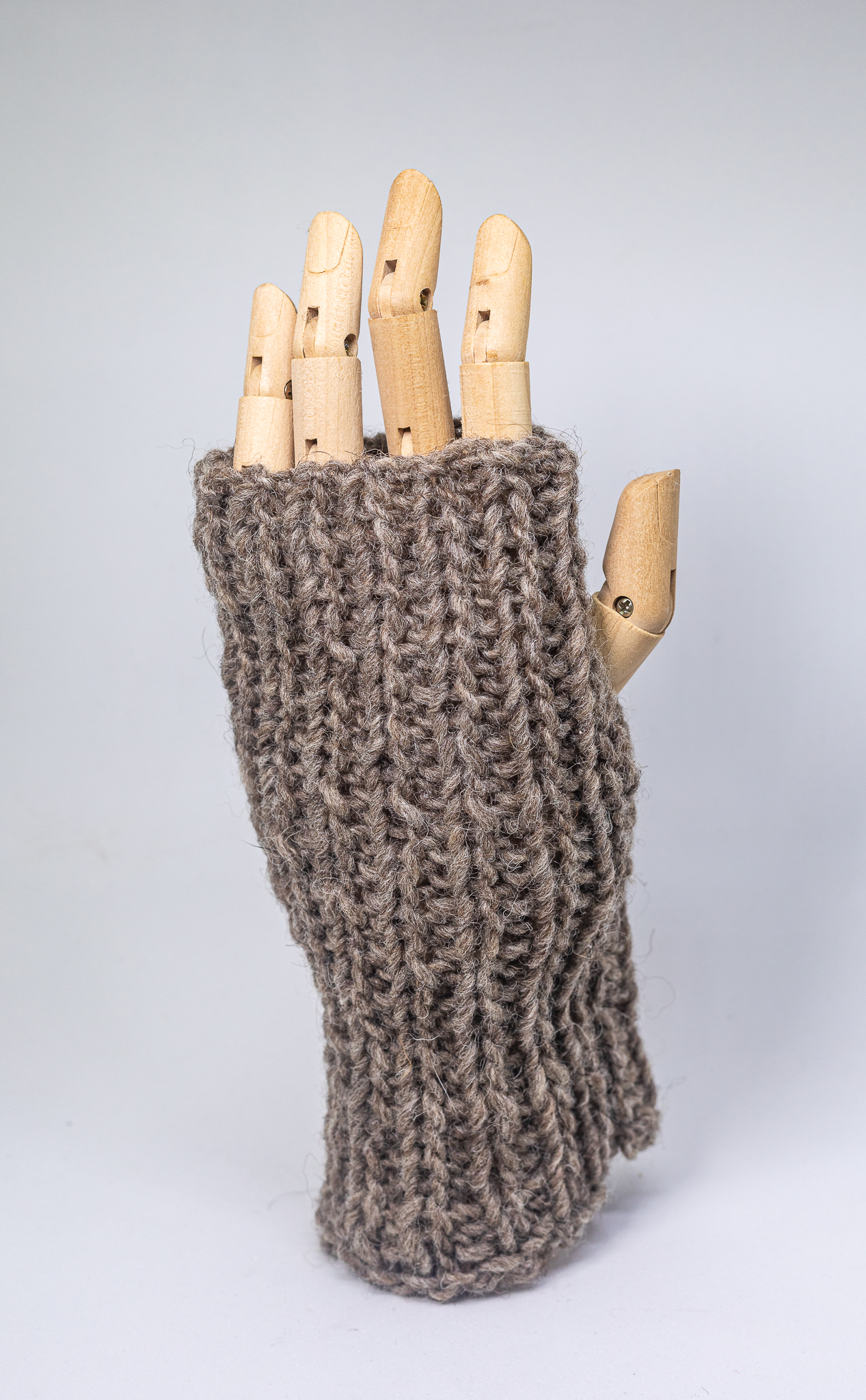 luva sem dedos artesanal em tricot com lã natural na cor cinza