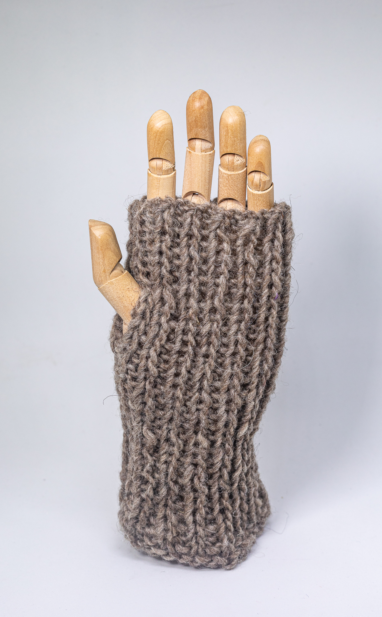 luva sem dedos artesanal em tricot com lã natural nas cores cru cinza e marrom