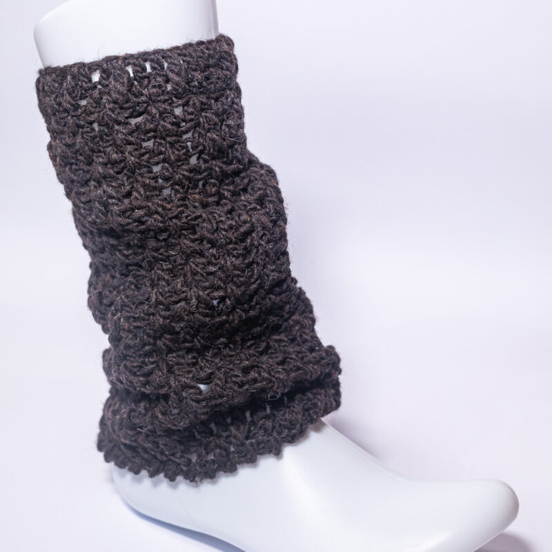 polaina artesanal em crochê feita com lã natural corriedale marrom