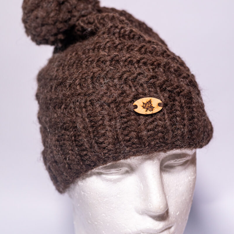 gorro artesanal tricot ponto trança com pompom de lã natural nas cores cru, cinza e marrom